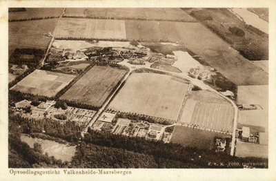 13648 Luchtfoto van het gebouwencomplex en de terreinen van het opvoedingsgesticht Valkenheide (Woudenbergseweg) te ...